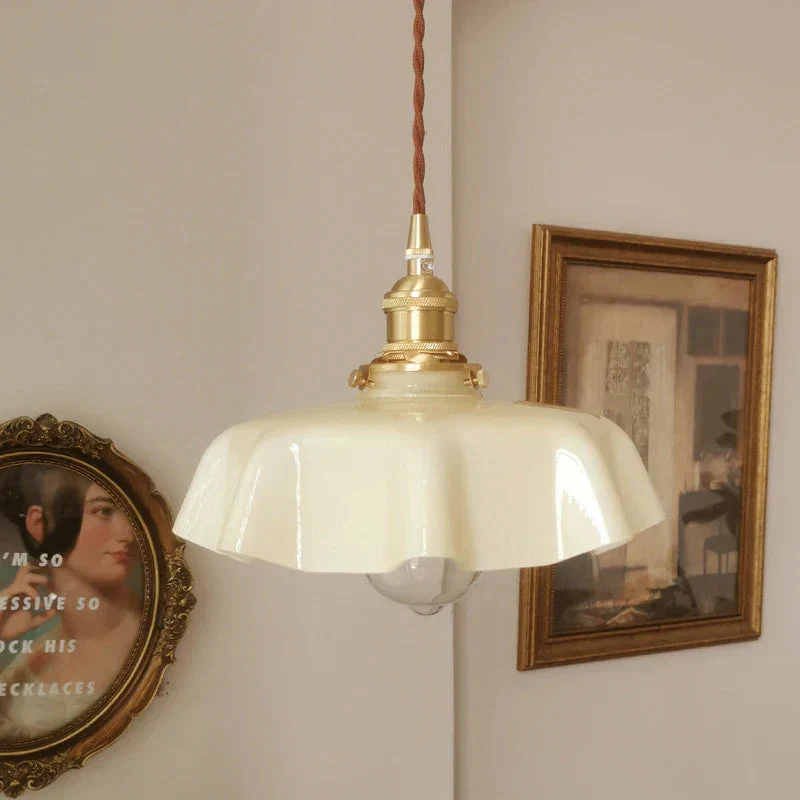 Klassinen Messinkiriippuvalaisin Lämpimällä Valolla - Image 5