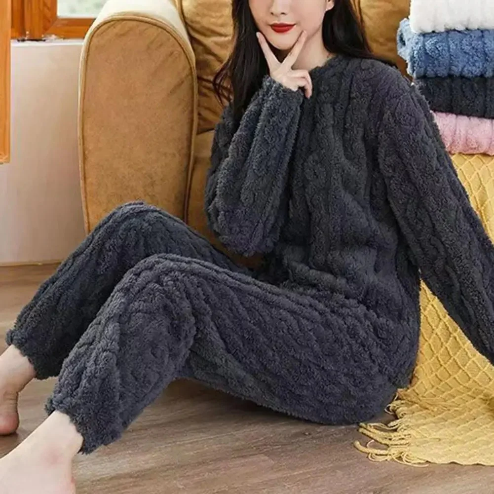 Naisten viihtyisä pyjama setti - Image 2