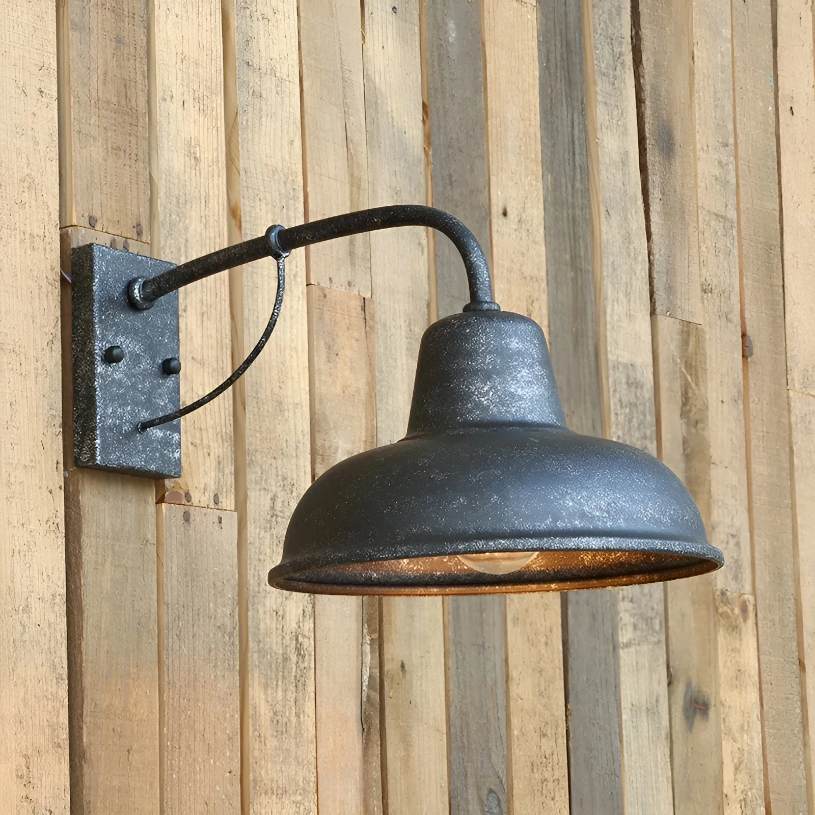 Vintage Seinävalaisin Teollisella Tyylillä Sisälle ja Ulkokäyttöön - Image 2